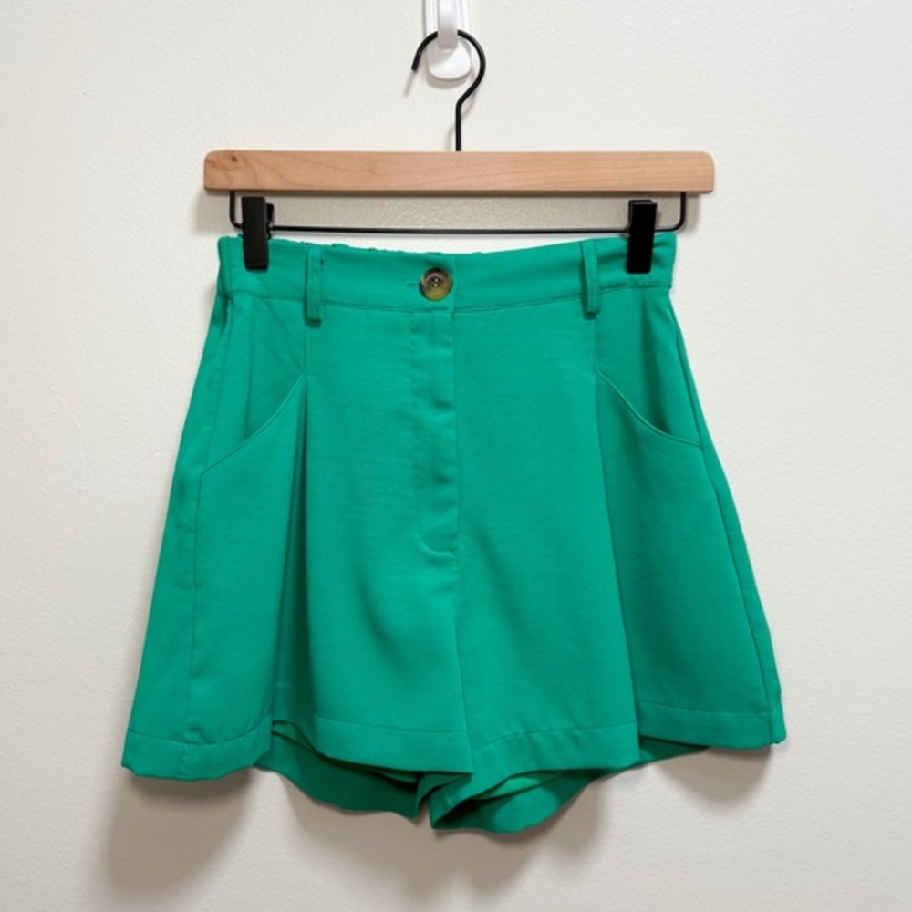 Kelly‎ green pleated high waist shorts maximalist dopamine dressing colorful new